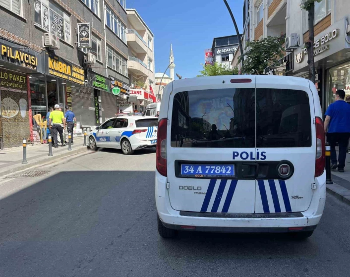 Küçükçekmecede fenalaşıp yola yığılan adamın üzerinden araç geçti
