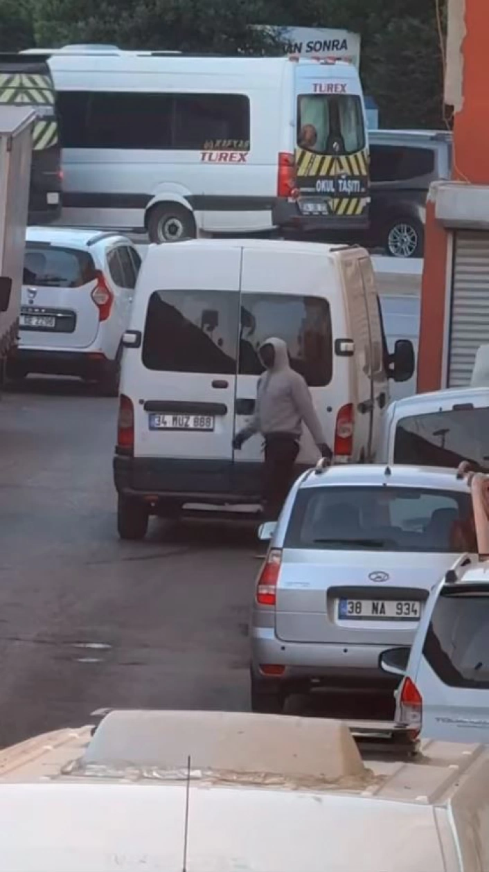 Küçükçekmecede maskeli hırsızlar kamerada
