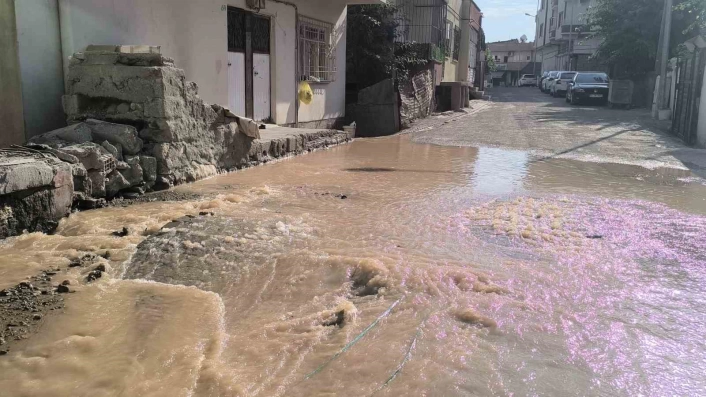 Kurtalanda içme suyu hattı patladı, çarşı merkezi sular altında kaldı
