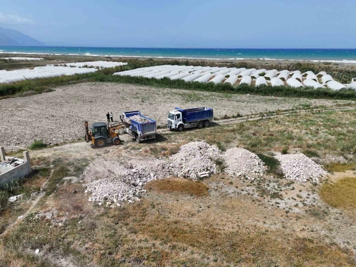 Kuş cennetinden kamyon kamyon moloz ve torbalarca poşet çöp çıktı
