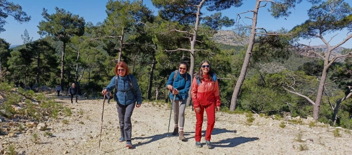 Kuşadasındaki turist rehberleri Latmosu gezdi
