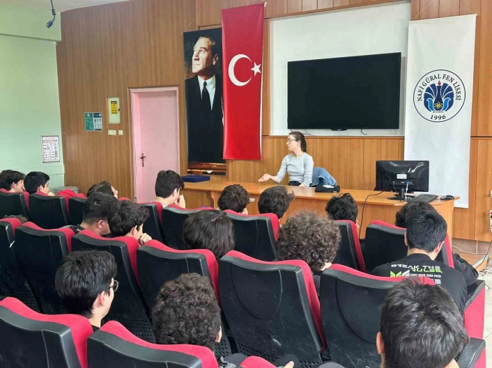 Kütahyada Araştırma Görevlisi Hidayet Pütün öğrencilerle buluştu
