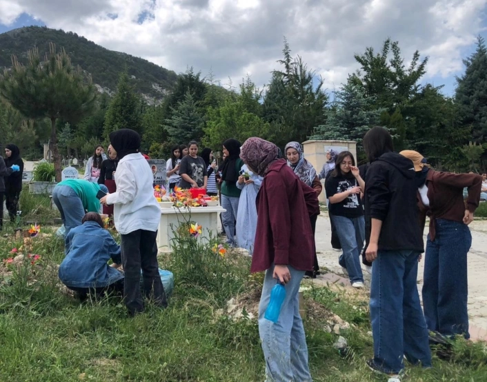 Kütahyada İmam Hatip Lisesi öğrencilerinden mezarlık ve şehitliğe manevi ziyaret
