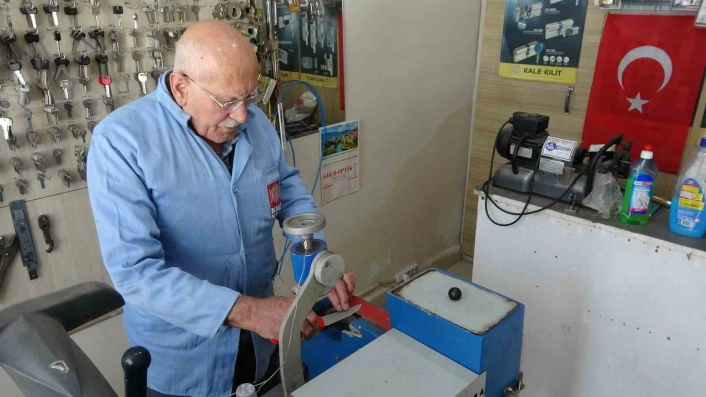 Kütahyada Kurban Bayramı öncesi ustaların bıçak bileme mesaisi başladı
