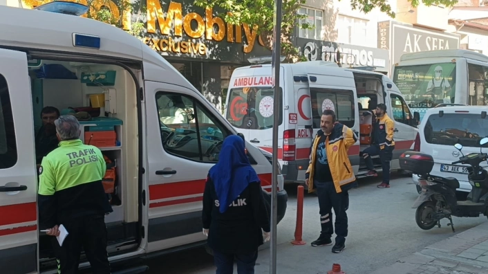 Kütahyada özel halk otobüsü ile elektrikli bisiklet çarpıştı:  3 yaralı
