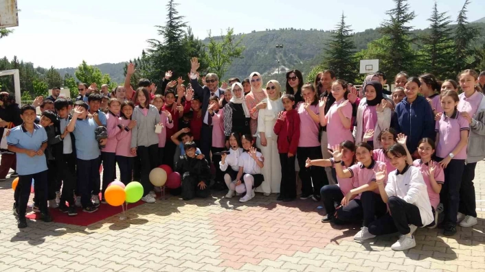 Kütahyada sanat ve edebiyat rüzgârı, Adnan Menderes Ortaokulundan anlamlı festival
