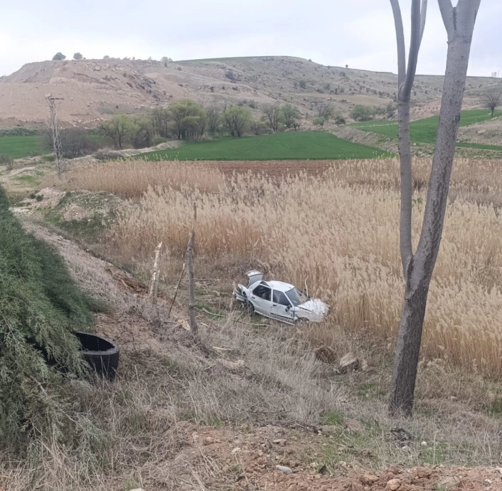 Lastiği patlayan otomobil şarampole yuvarlandı: 1 yaralı
