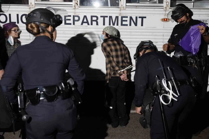 Los Angeles sokakları alev alev: 100den fazla kişi gözaltına alındı
