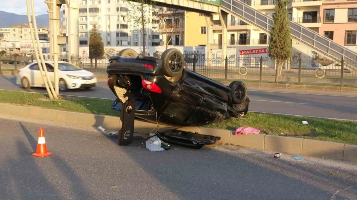 Malatyada kontrolden çıkan otomobil refüje çarptı: 1 yaralı
