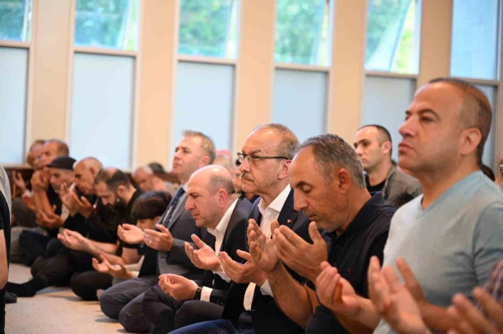 Malatyada vatandaşlar bayram namazı için camilere akın etti
