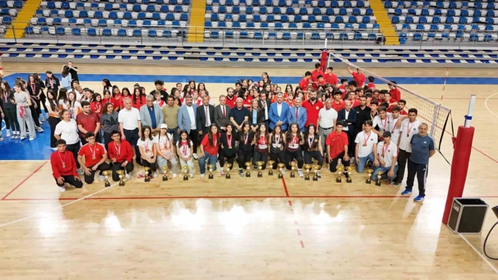 Malatyada voleybolda kupalar sahibini buldu
