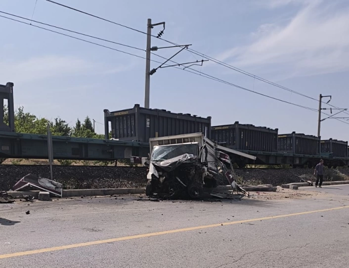 Malatyada yük treni kamyonete çarptı
