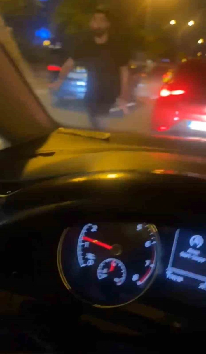 Maltepede yol verme tartışması: Önünü kesti, aracını yumrukladı
