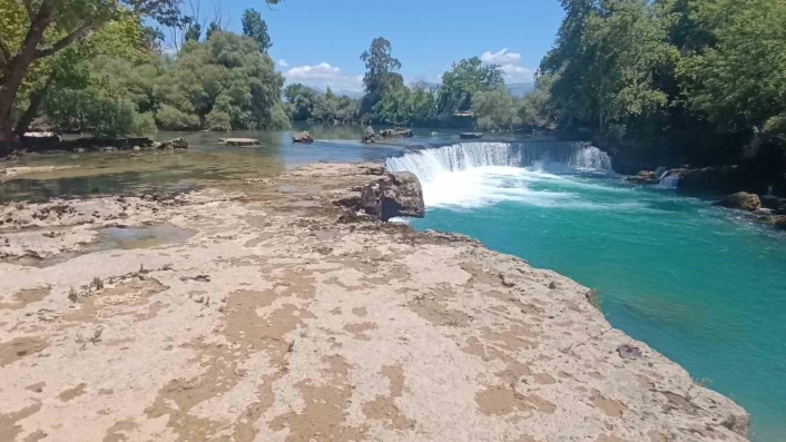 Manavgat Şelalesinde su seviyesi düştü, kara göründü
