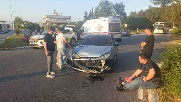 Manavgatta 2 otomobil çarpıştı: 3 yaralı
