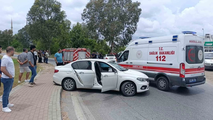 Manavgatta iki otomobil çarpıştı
