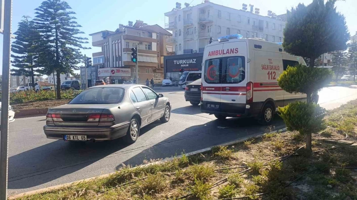 Manavgatta otomobil ile elektrikli bisiklet çarpıştı: 2 yaralı
