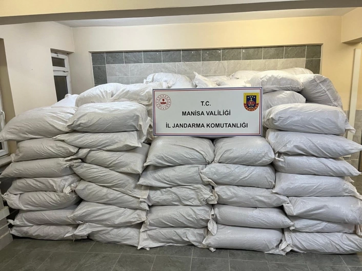 Manisada 7 bin 900 kilo kıyılmış tütün ele geçirildi
