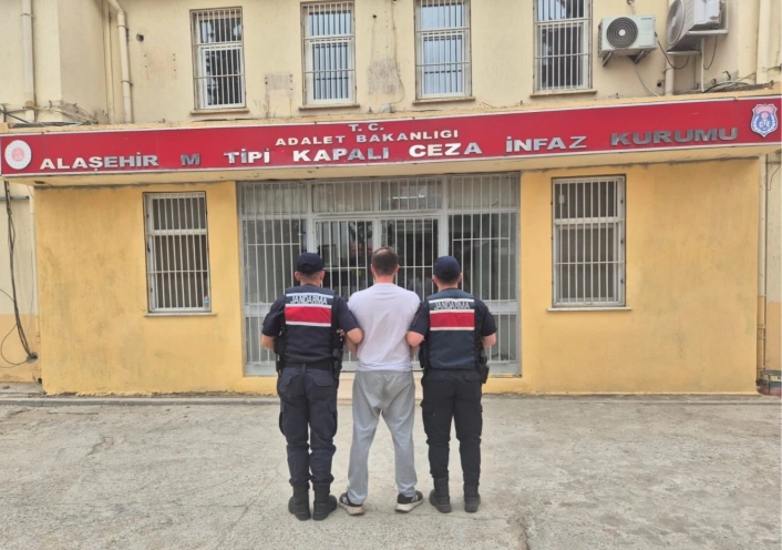Manisada aranan şahıs jandarma operasyonuyla yakalandı
