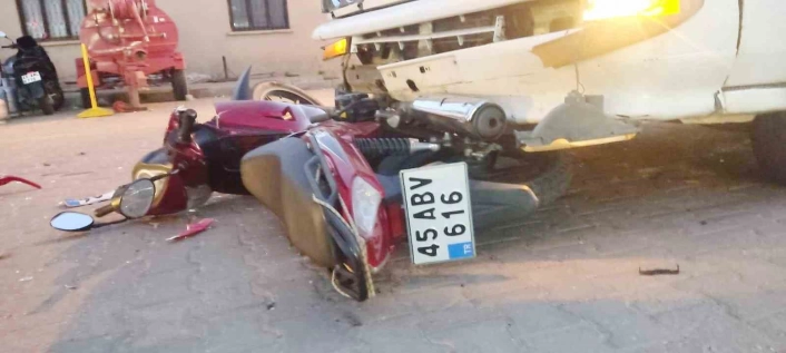Manisada motosiklet minibüsün altında kaldı
