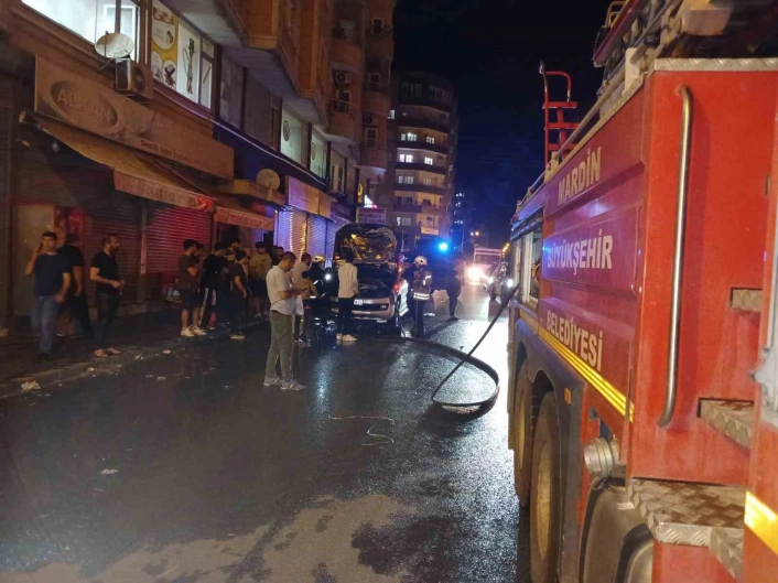 Mardinde yanan hafif ticari araç itfaiye ekiplerince söndürüldü
