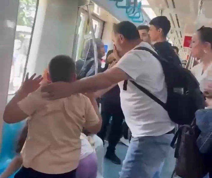 Marmarayda çocuklarının yanında babayı darbeden iki şahıs yakalandı
