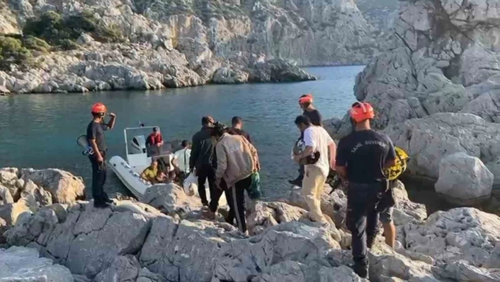 Marmariste 15 düzensiz göçmen ve bir göçmen kaçakçısı yakalandı
