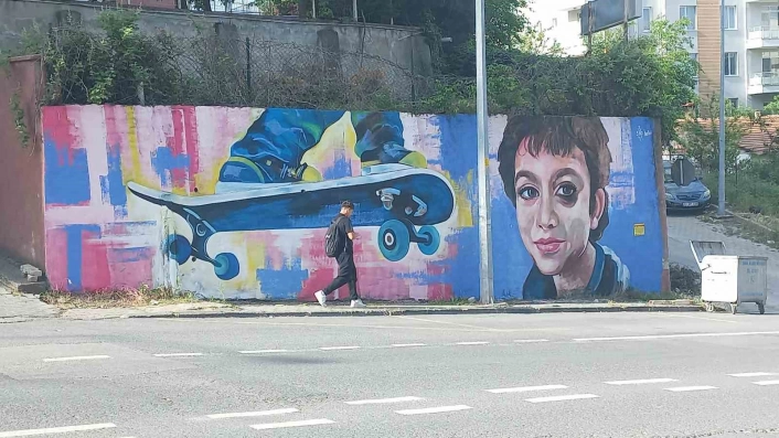 Mattia Ahmet ve kaykayı Edirnede duvara resmedildi
