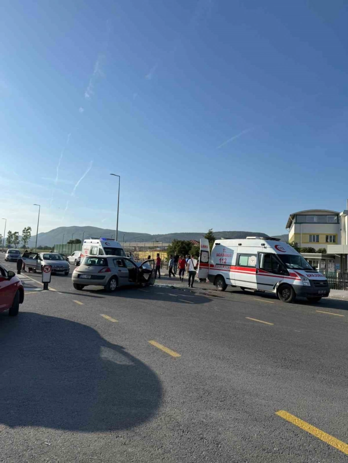 Menteşede trafik kazası: 2si çocuk 3 kişi yaralandı
