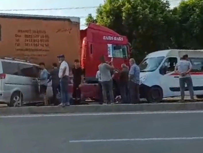 Mersinde 3 aracın karıştığı kazada 2 kişi yaralandı
