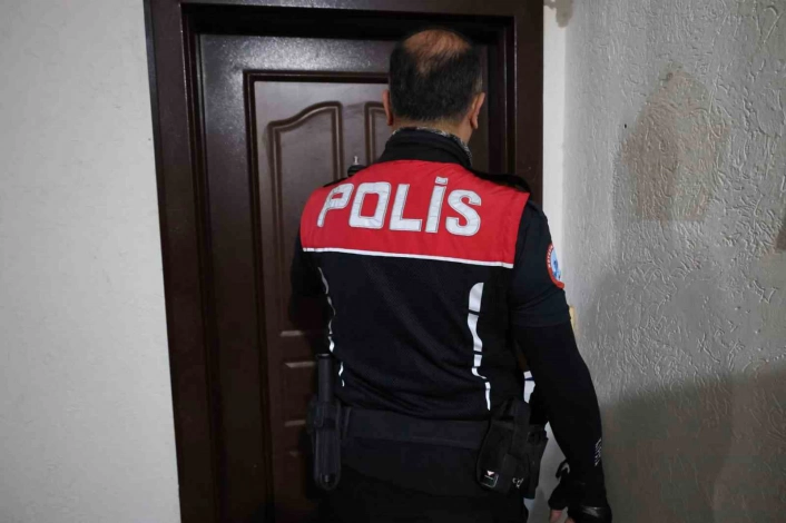 Mersinde 54 adrese operasyon: 89 aranan şahıs yakalandı
