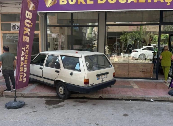 Mersinde araçlar iş yerlerine daldı
