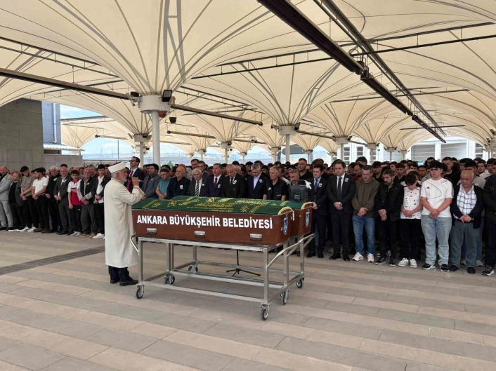 Mersinde boğularak hayatını kaybeden Mehmet Erdem Akdeniz Ankarada toprağa verildi
