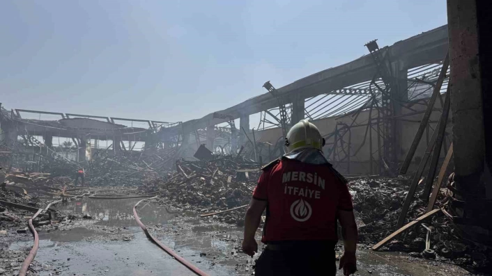 Mersindeki fabrika yangınında soğutma çalışmaları sürüyor
