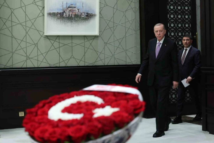 MHP Lideri Bahçeliden Kabineye Türk bayraklı çiçek
