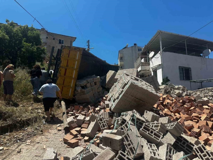 Milasta tuğla yüklü kamyon devrildi: 1 yaralı
