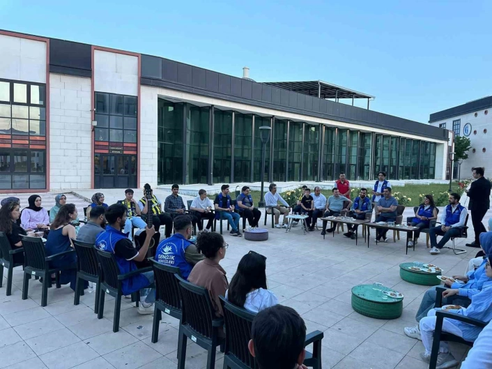 Milletvekili Bozgeyik üniversiteli gençlerle buluştu
