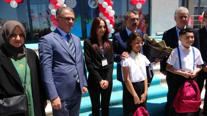 Milli Eğitim Bakanı Tekin, Erciş Bilim ve Sanat Merkezinin açılışını yaptı
