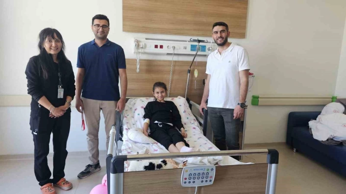 Minik kızın midesinden devasa bir saç yumağı çıktı
