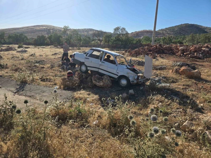 Motosiklet ile manevra yapan otomobil şarampole yuvarlandı: 5 yaralı
