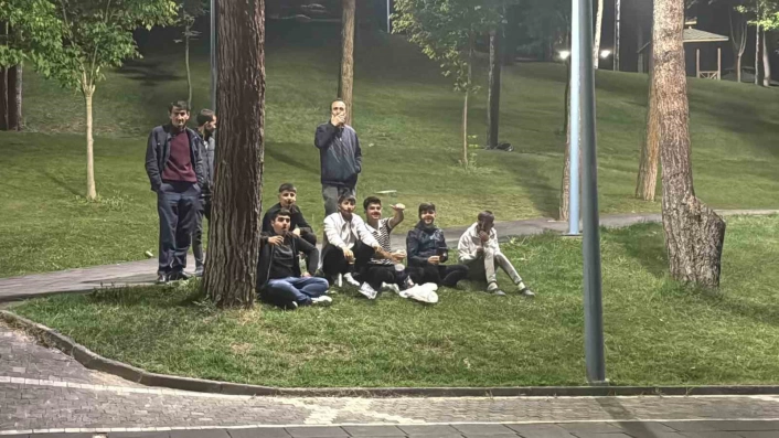 Motosiklet sürücülerine ceza yağdı; onlar ise çekirdek yiyerek izledi
