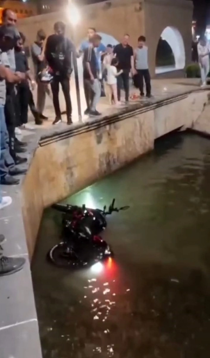 Motosikletiyle birlikte Balıklıgöle düştü
