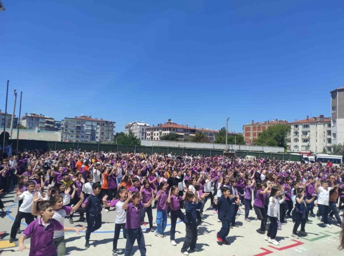 Mudanyada 820 öğrenci zumba yaptı
