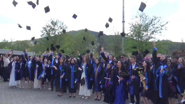 Mudurnuda 26. dönem mezunları diplomalarını coşkuyla aldı
