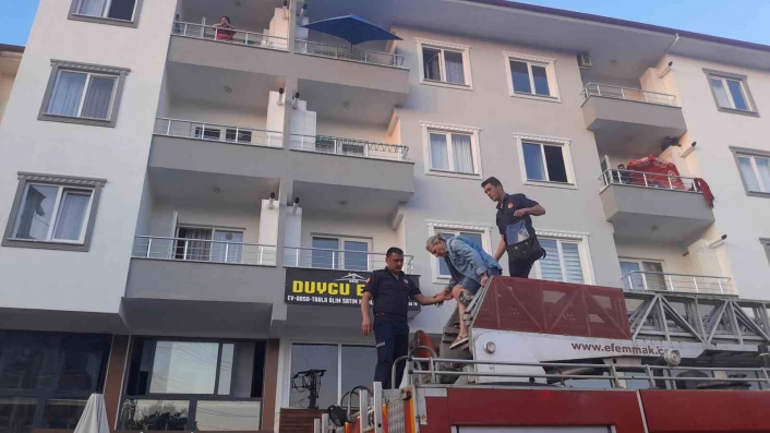 Muğlada ev yangını: 1 kişi balkondan kurtarıldı