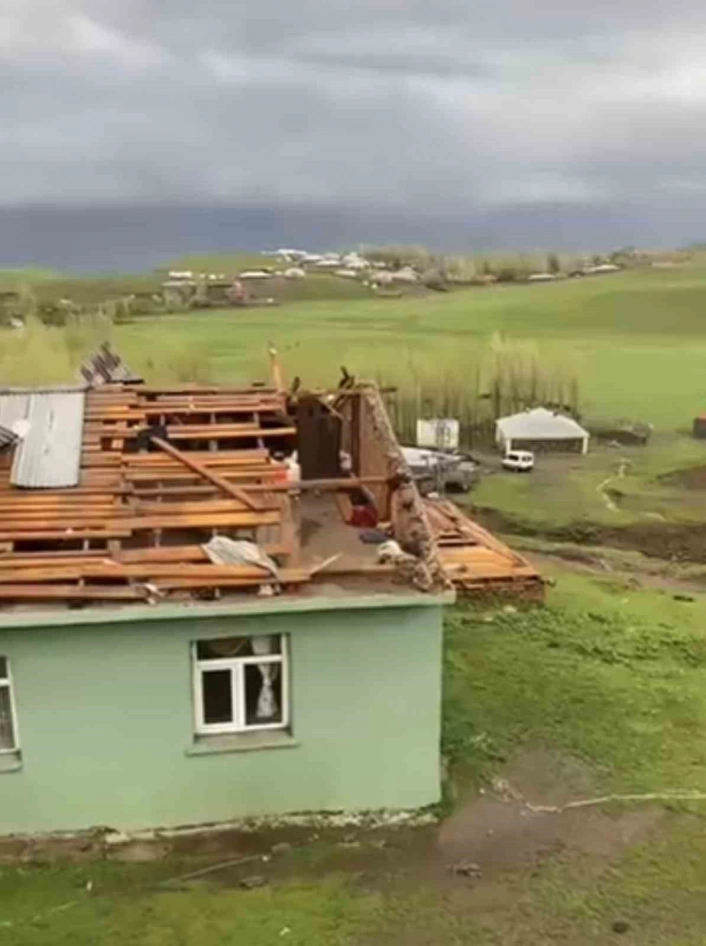 Muşta fırtına evlerin çatılarını uçurdu
