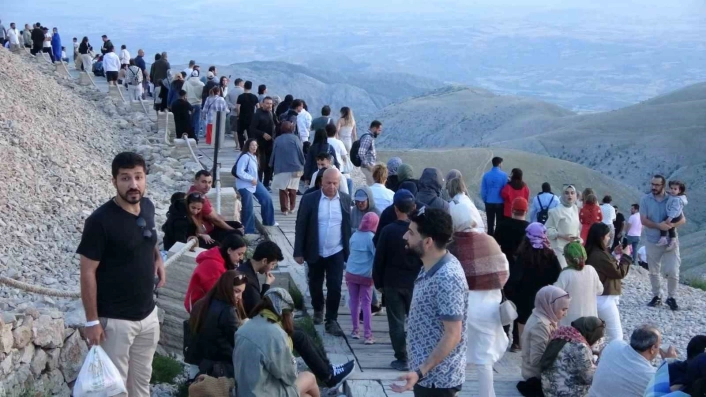 Nemrut Dağı Kurban Bayramında binlerce turisti ağırladı
