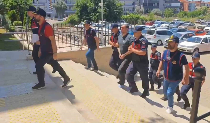 Ödemişte 10 ayrı suçtan 124 yıl hapisle aranıyordu, jandarmadan kaçamadı
