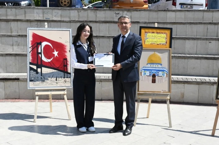 Öğrenciler tarafından yapılan resimler sergilendi
