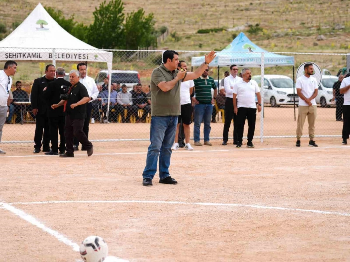 Öğümsöğüte futbol sahası
